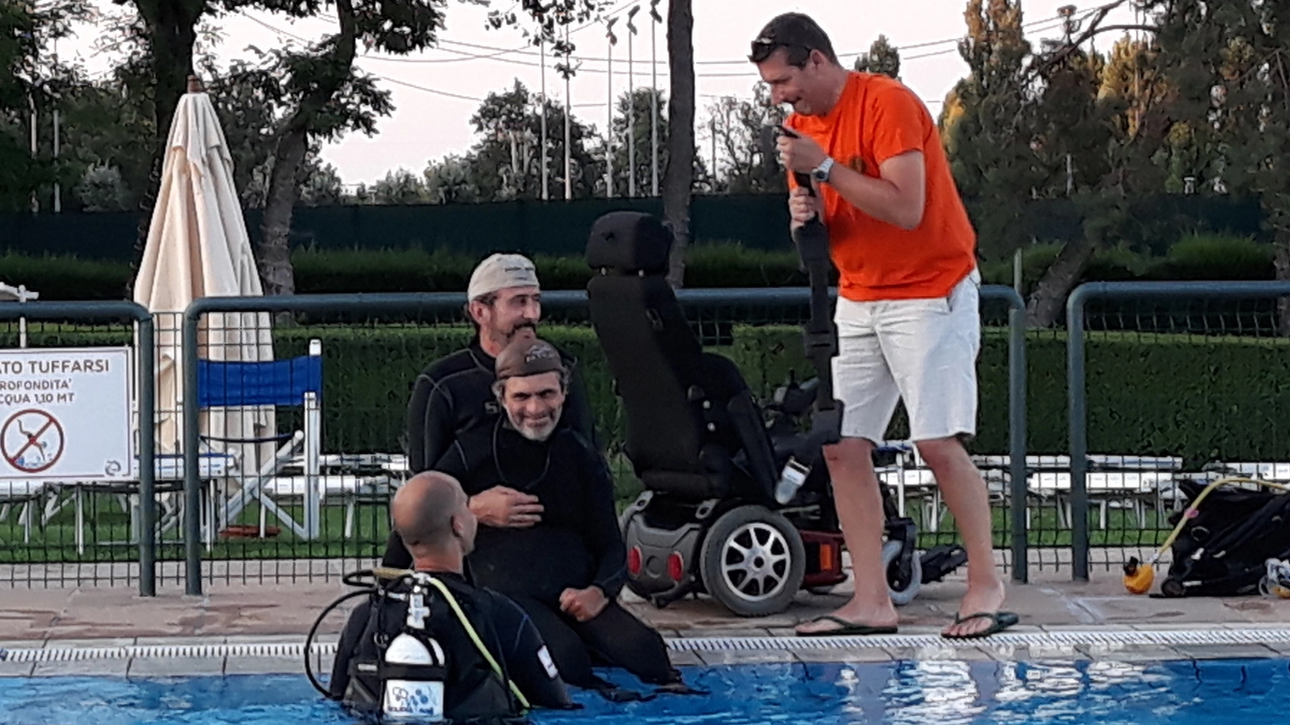 L’ingegner Filippo Preziosi si prepara ad una immersione in piscina