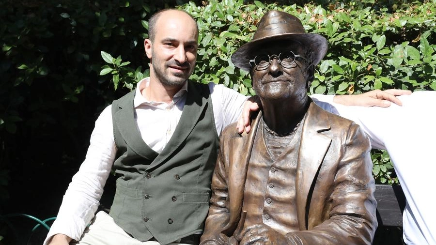 La statua di Lucio Dalla in piazza Cavour con l'artista Antonello Paladino (Foto Schicchi)