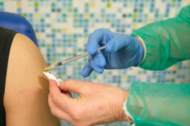 Modena: vaccini anti Covid ai parenti, Arcuri: "Immorale". Indagini dei Nas