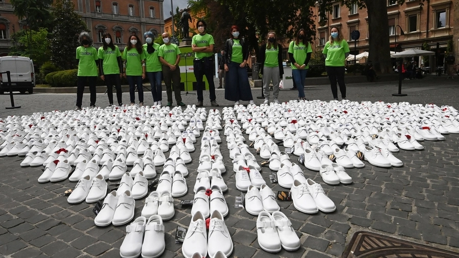 L’istallazione di Cucinella in piazza Minghetti per l’iniziativa 'in your shoes'