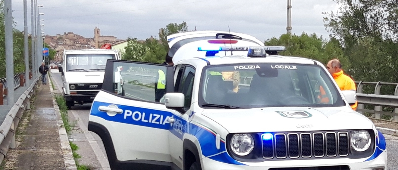La polizia locale in borghese ha fermato il giovane in via Setificio: sosteneva di avere una patente spagnola poi risultata falsa. Fermo ammnistrativo di tre mesi per la vettura