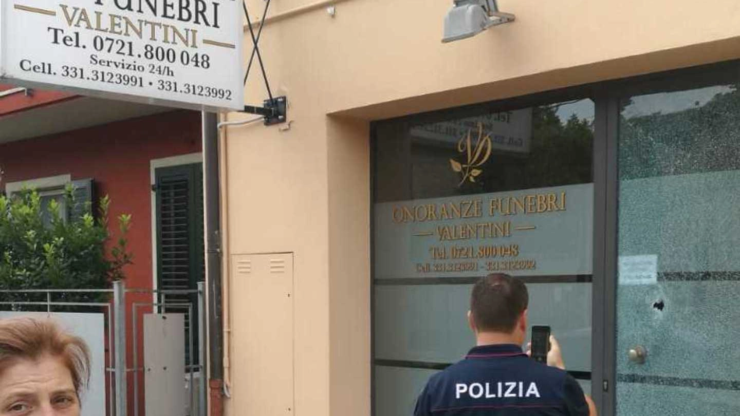 IL CORAGGIO  DELLA DENUNCIA  Francesco Valentini titolare di una agenzia di pompe funebri in città e a Pesaro: a sinistra la vetrata sfondata a Pesaro