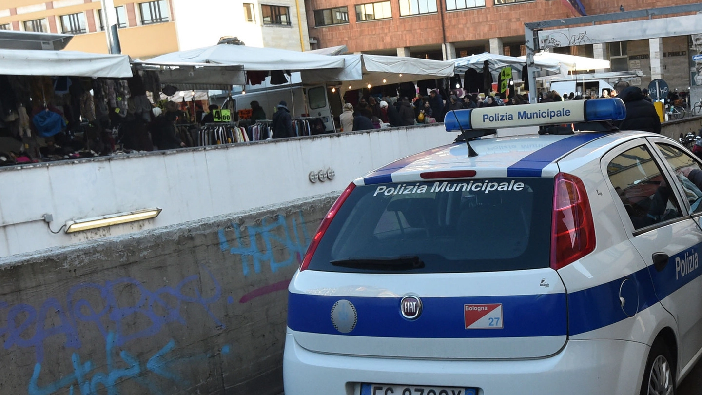 Bologna, la polizia municipale al mercato della Piazzola (Foto di repertorio Schicchi)