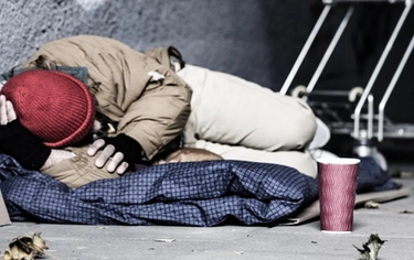 Bologna, senzatetto trovato morto su una panchina in via San Felice