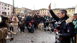 Centinaia di cani, ma anche gatti, conigli, cavalli e un pony. Ma perché questo rituale nella festa di Sant'Antonio Abate?