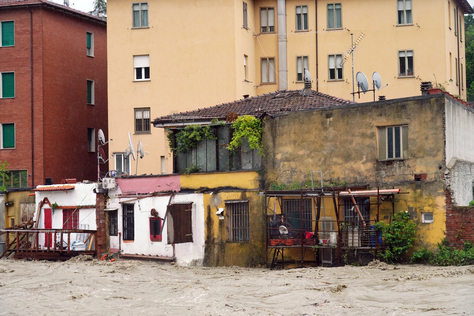 Il fiume Savena minaccia le case a Bologna (foto Schicchi)