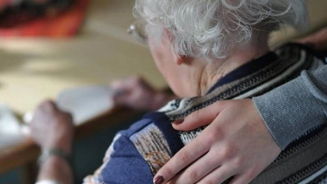 Un'anziana con la badante (foto d'archivio)