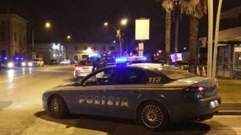 La polizia durante i controlli notturni