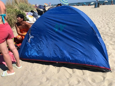Tenda abusiva in spiaggia Era montata a Punta Marina Multato dalla polizia locale