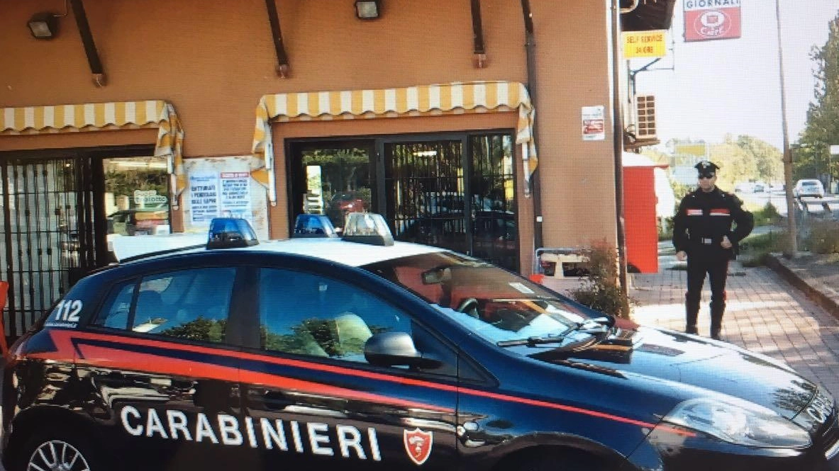 Carabinieri davanti al bar di via Teggi