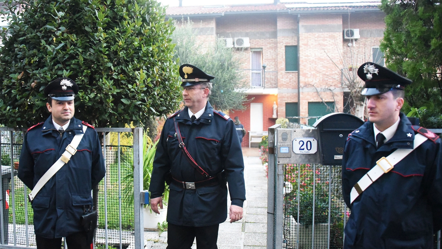 I carabinieri durante il blitz di giovedì scorso che ha portato all’arresto di 4 persone (foto Migliorini)
