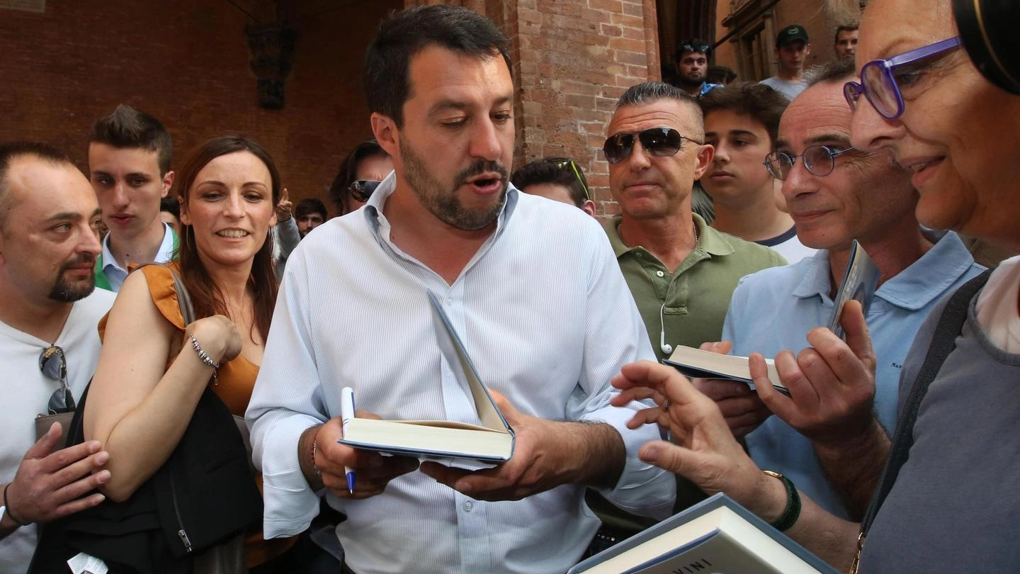 Bologna, Matteo Salvini presenta il suo libro in piazza della Mercanzia (Foto Ansa)