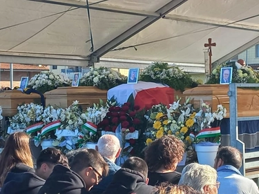 Funerali delle vittime nell'alluvione delle Marche: dolore e rabbia a Ostra