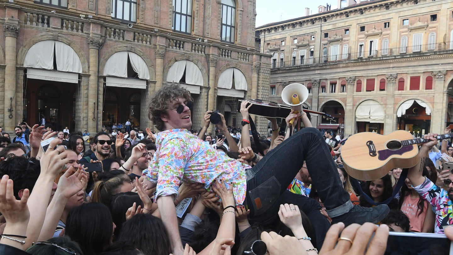Lodo Guenzi portato in trionfo in trionfo in piazza Maggiore (foto Schicchi)