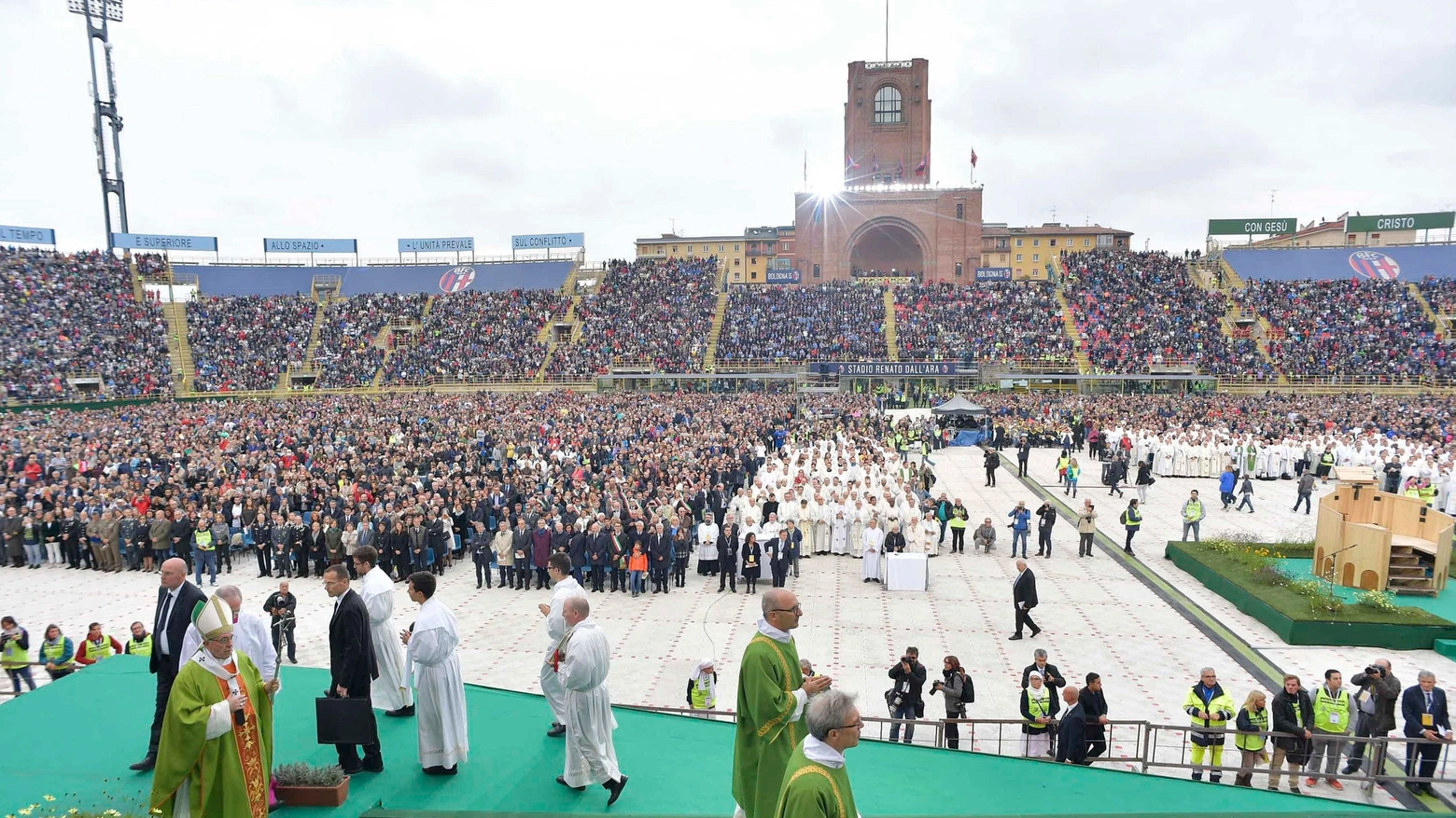 Papa Francesco allo stadio Dall'Ara