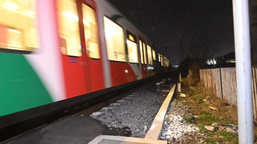 Il treno che ha travolto e ucciso la ragazza di vent'anni a Bologna (foto Schicchi)