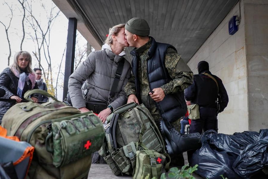 Coscritti russi in partenza per l'Ucraina (Ansa)