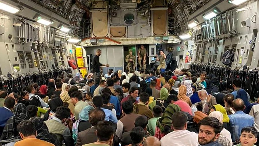 Centinaia di afghani ammassati in un aereo pronto a decollare da Kabul