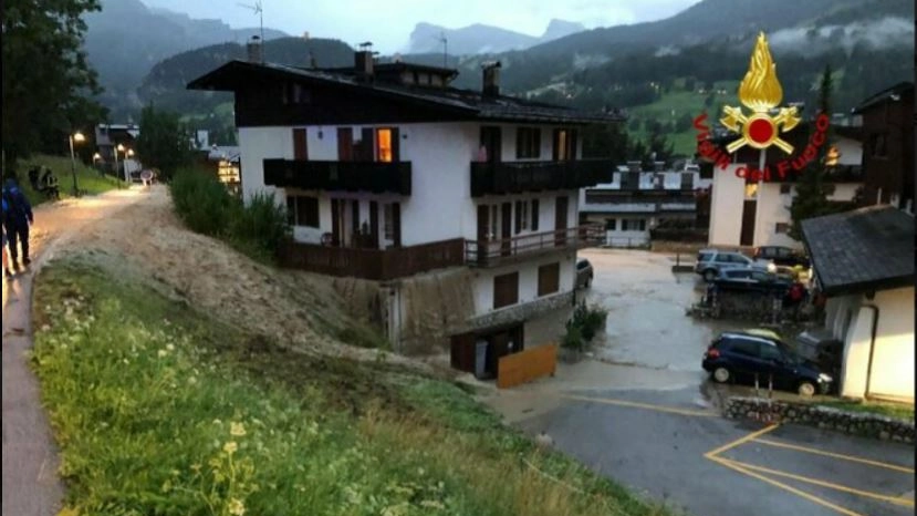 Le strade invase dall'acqua a Cortina d'Ampezzo