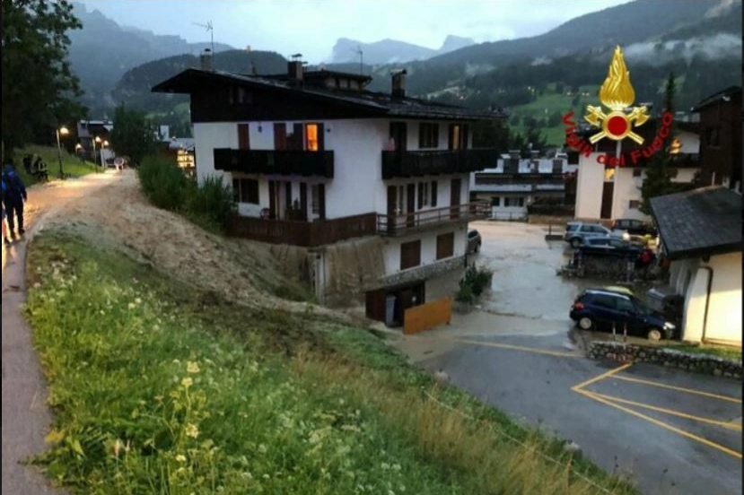 Le strade invase dall'acqua a Cortina d'Ampezzo
