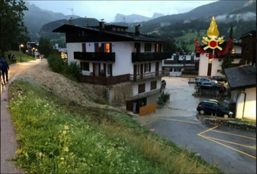 Bomba d'acqua su Cortina d'Ampezzo, strade invase da fango e detriti