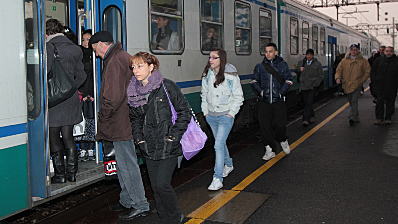 Passeggeri salgono sul treno (foto archivio)