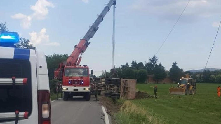 Sul luogo dell’incidente sono intervenuti la polizia locale di Valsamoggia e i vigili del fuoco
