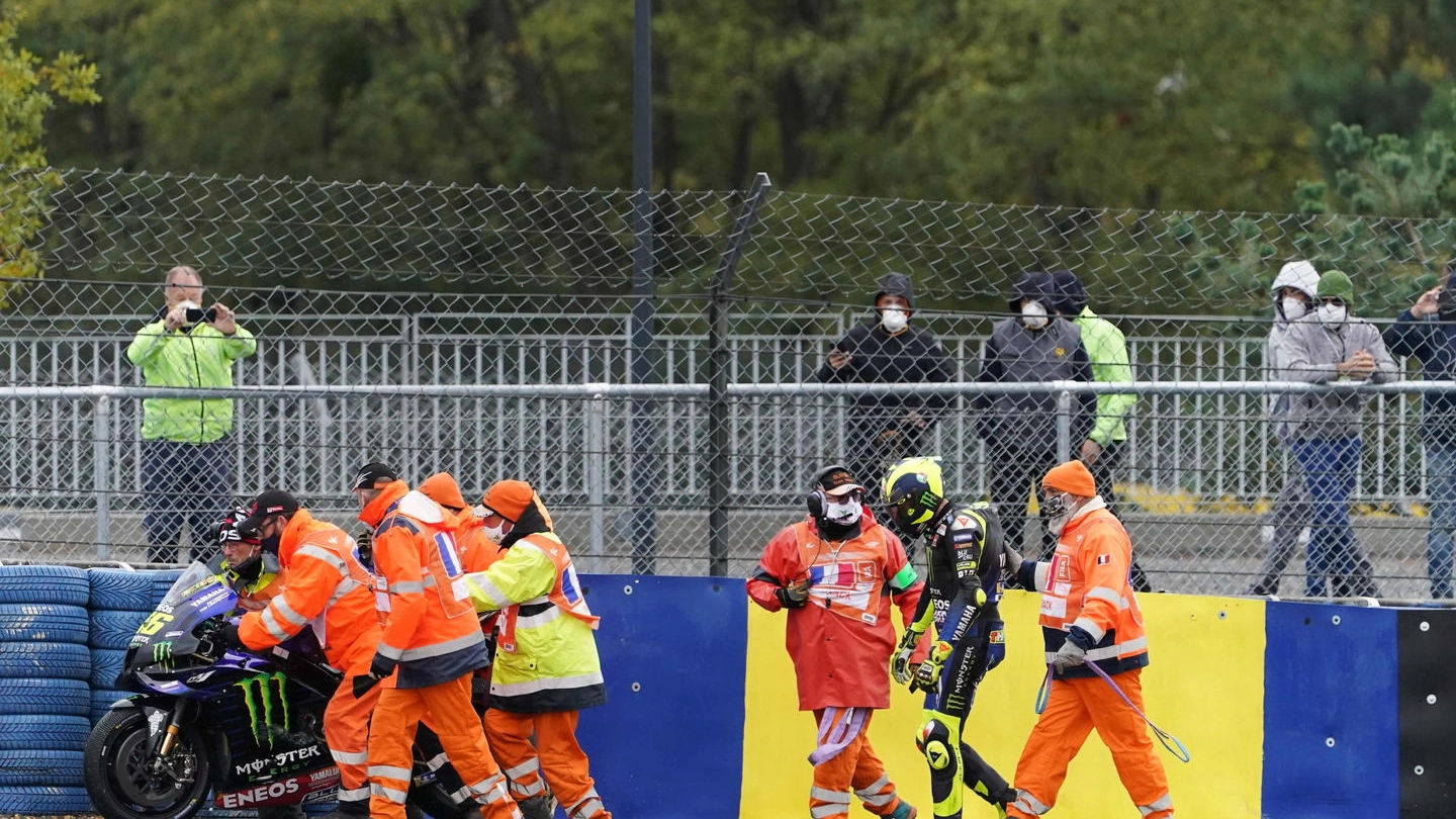 La caduta di Valentino Rossi a Le Mans (Ansa)