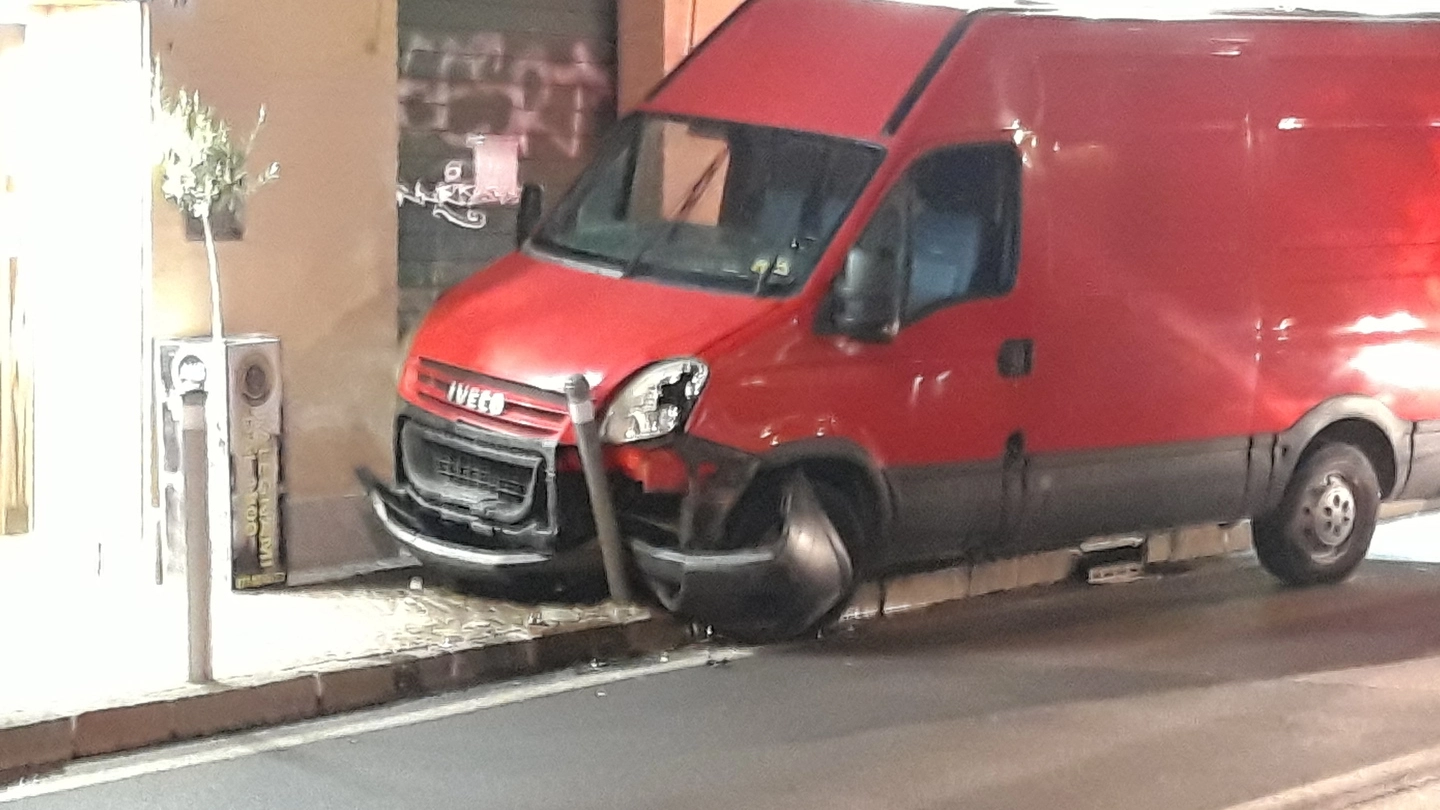 Ancona, il furgone impazzito