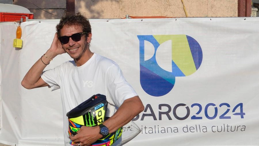 Valentino Rossi, a Pesaro c'è un maxi casco dedicato al campione