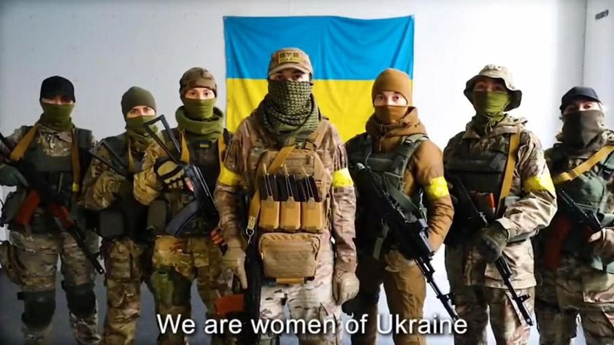 "Siamo le donne dell'Ucraina". Frame tratto dal video con il messaggio delle combattenti 