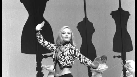 Raffaella Carrà durante una puntata di Canzonissima (1971) che la lanciò nell’olimpo tv