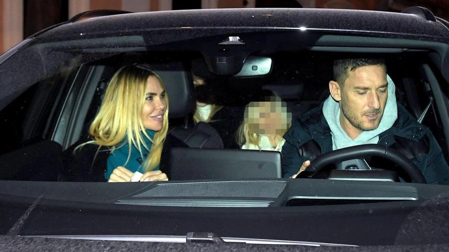 Francesco Totti, 45 anni, con Ilary Blasi (40), in auto ieri sera dopo il ristorante