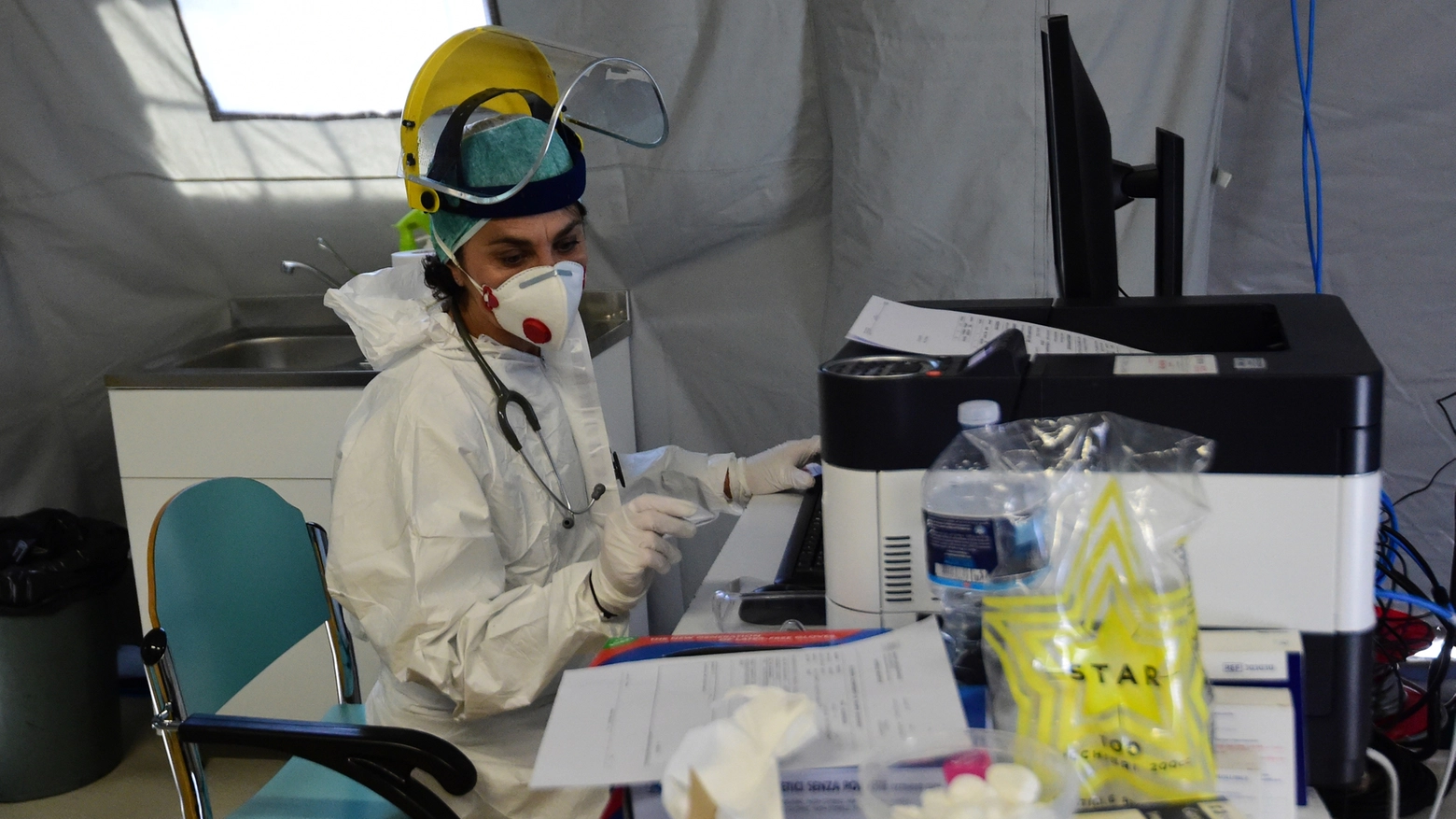 Emergenza coronavirus, tenda triage davanti al Maggiore (Foto Schicchi)