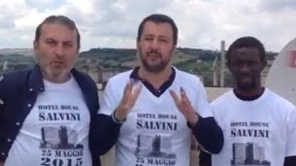 Il leader leghista Matteo Salvini sul tetto dell’Hotel House con i portieri del condominio