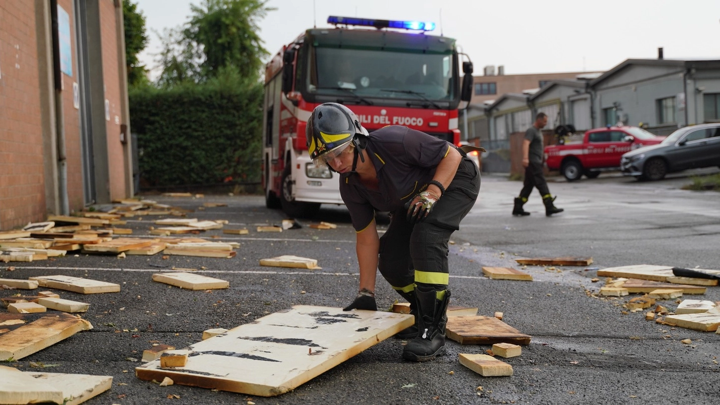I pompieri in via Peri a Modena (Fotofiocchi)