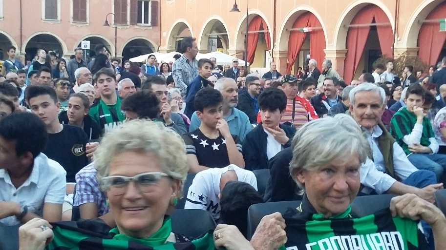 La gioia dei tifosi in piazza a Sassuolo (Foto Fogliani)