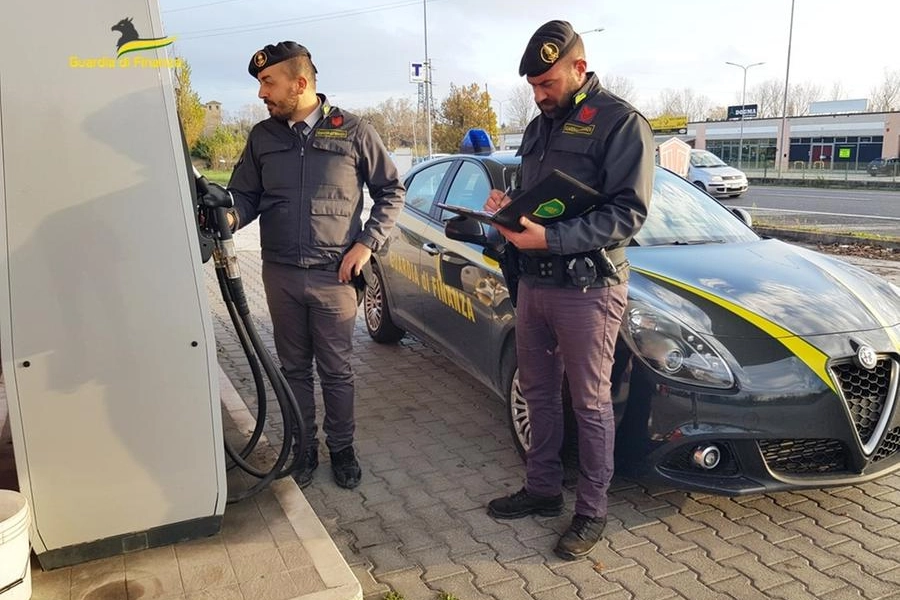 Guardia di Finanza al distributore di benzina