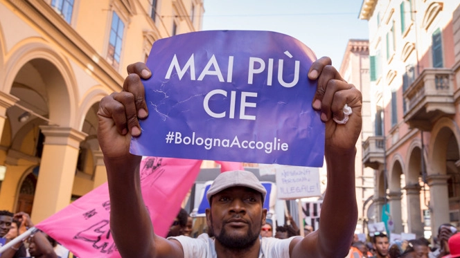 Una manifestazione in centro  a Bologna contro il Cie