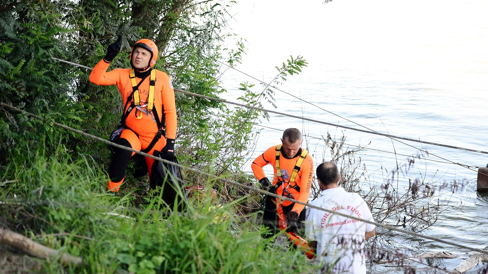 Il cadavere recuperato dalle acque del fiume Po (foto Businesspress)