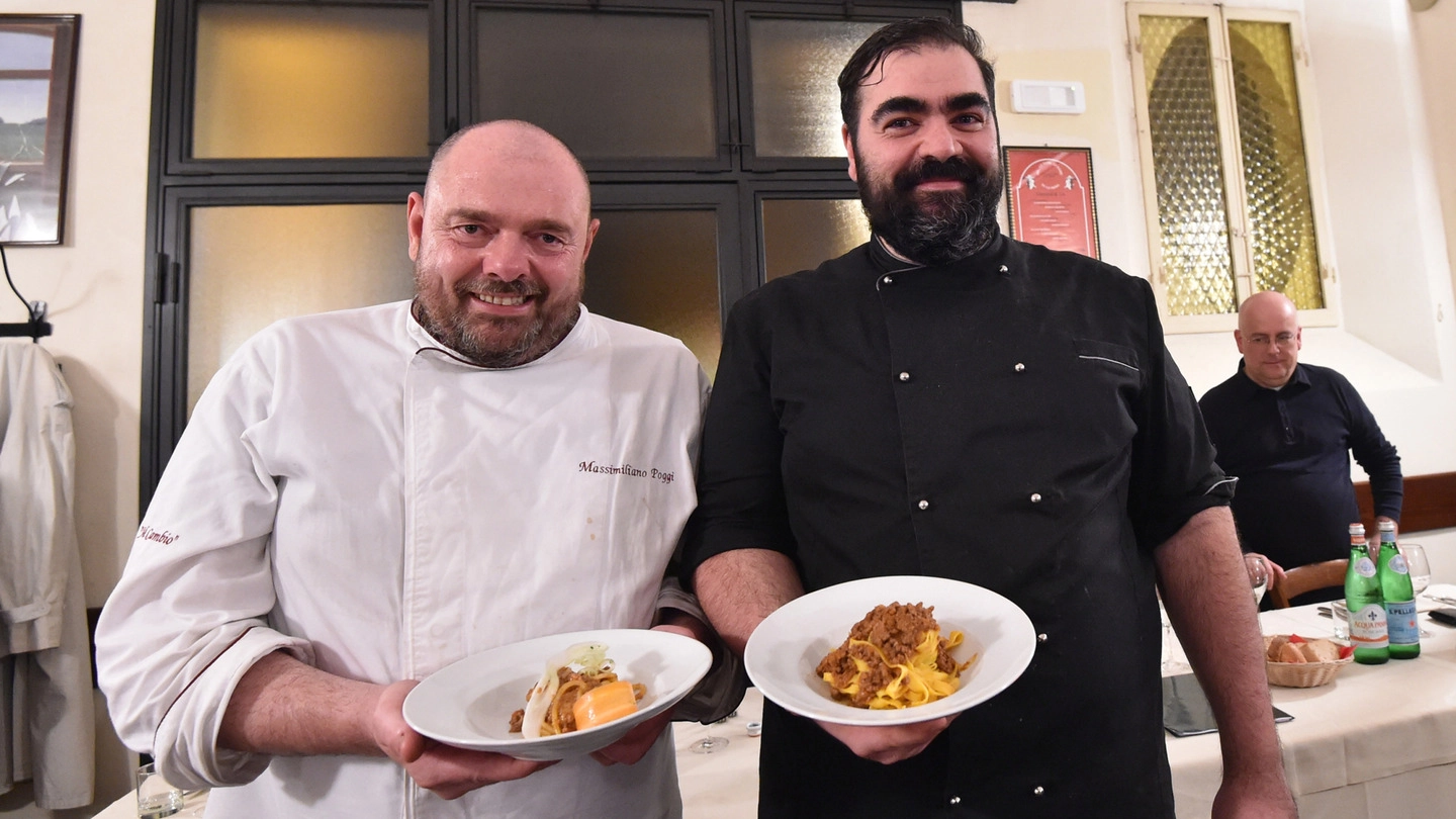 Gli chef Massimiliano Poggi con gli ‘spaghetti alla bolognese’ e Ivan Poletti con le classiche tagliatelle con il ragù (Foto Schicchi)