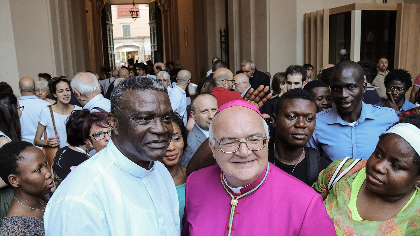 Mons. Gian Carlo Perego con alcuni esponenti della comunità nigeriana ferrarese