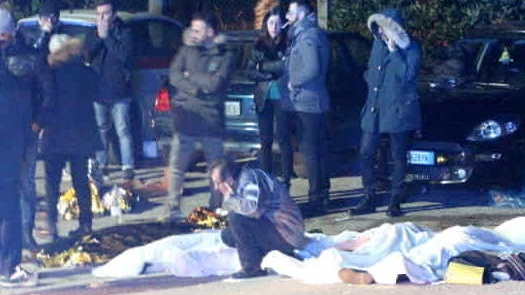 I corpi delle vittime a terra, coperti dai teli bainchi, all’esterno della Lanterna Azzurra