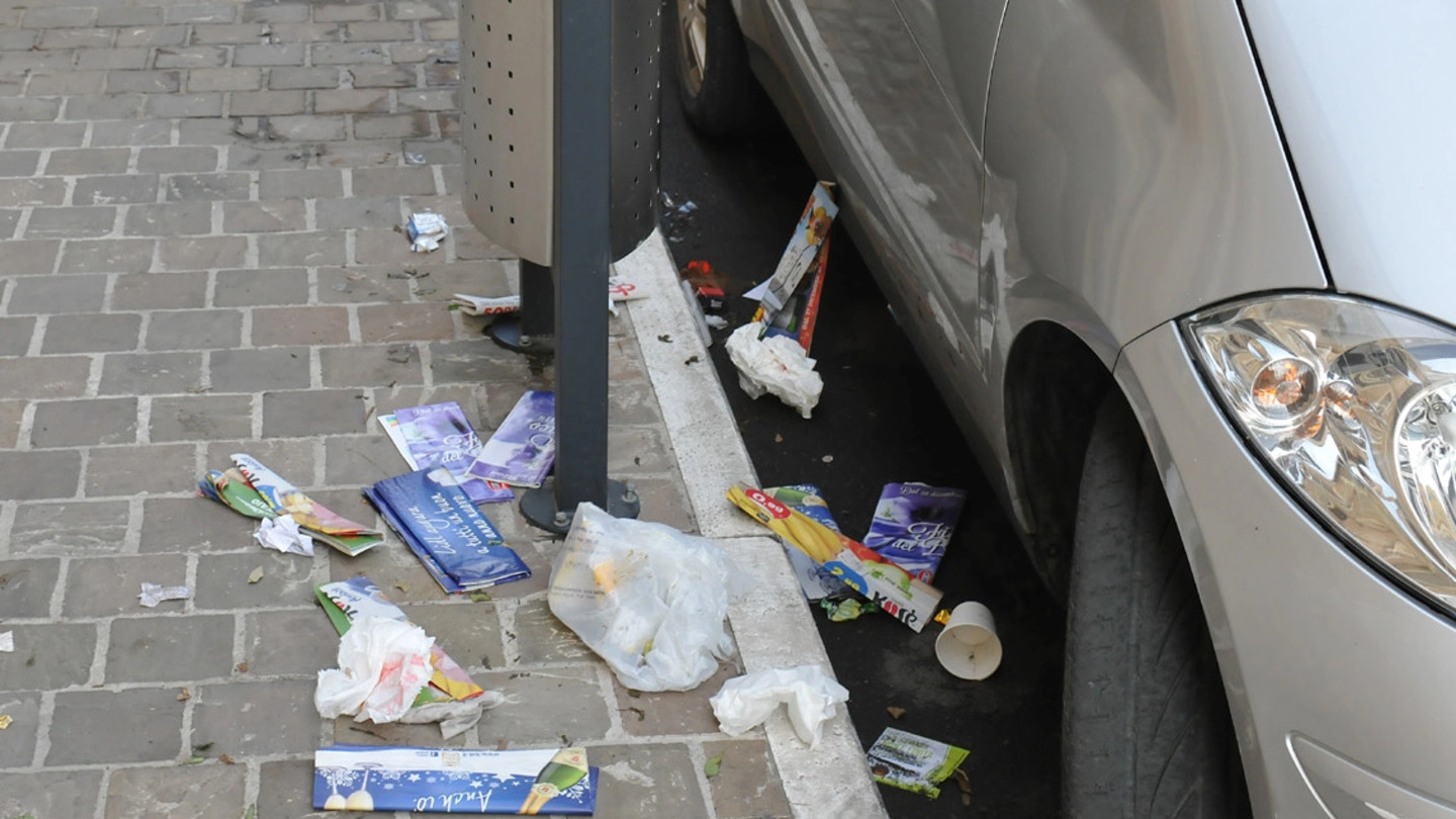 Civitanova, telecamere e multe contro i rifiuti in strada (foto Vives)