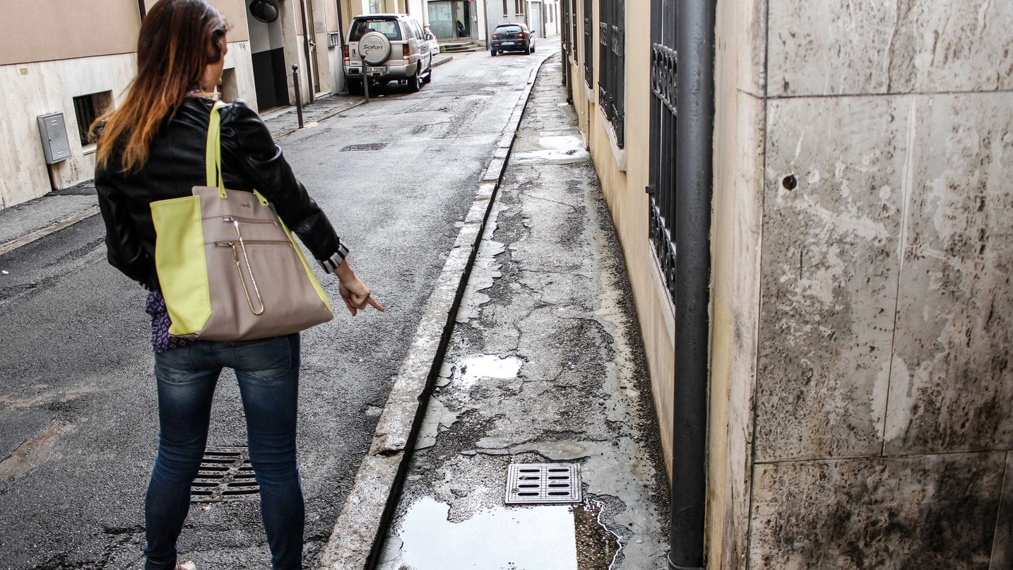 Le pessime condizioni del marciapiede di una delle vie del centro storico di Rovigo, dopo la pioggia