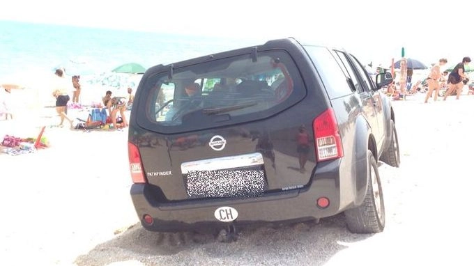 Porto Recanati (Macerata), l’auto parcheggiata sulla spiaggia
