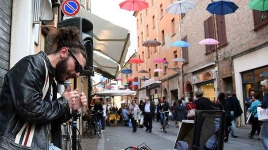 Da due anni gli ombrelli colorati in via Mazzini erano l’immagine più fotografata di Ferrara