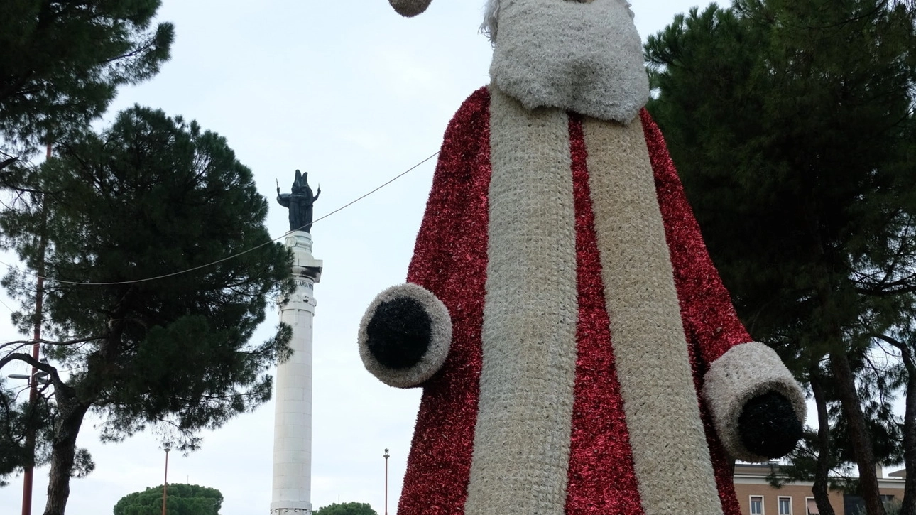 Babbo Natale, l’alta installazione accoglie gli automobilisti provenienti da viale Roma