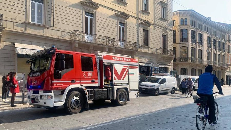 Bologna, l'intervento dei vigili del fuoco in via Rizzoli