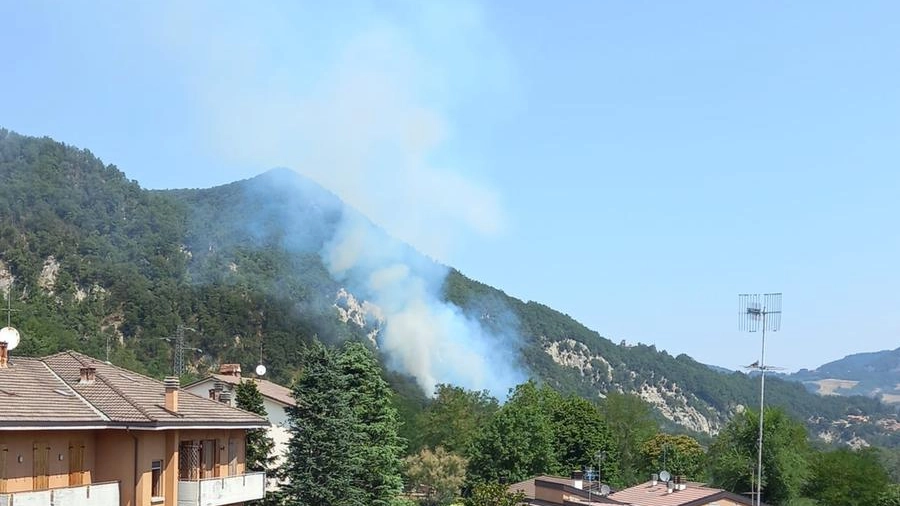 L'incendio a Vado, frazione di Monzuno 